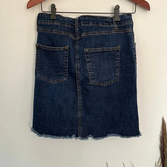 FREE with any purchase - Bluenotes distressed jeans skirt size large - Picture 3 of 6